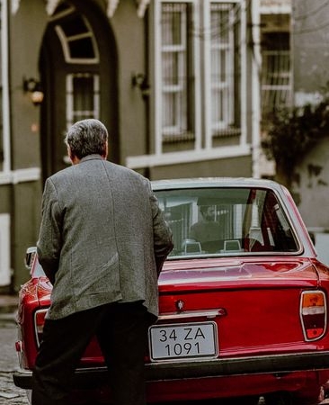 Kırklareli'de otomobil evin bahçesine uçtu, sürücü yaralandı