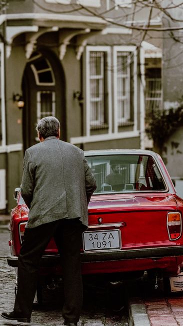 Kırklareli'de otomobil evin bahçesine uçtu, sürücü yaralandı