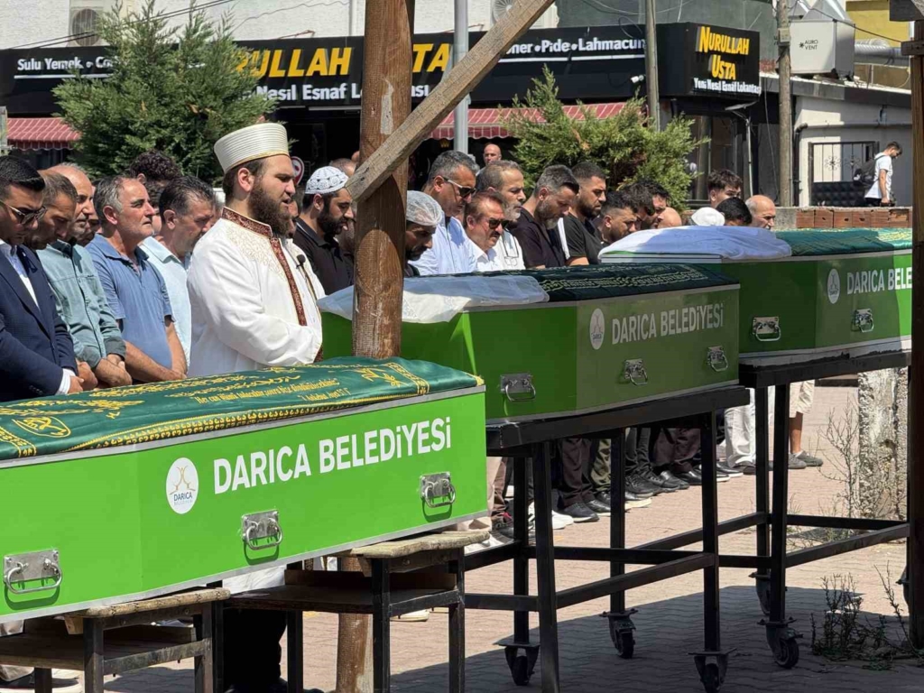 Kocaeli'de denizde ölü bulunan 3 kardeş toprağa verildi