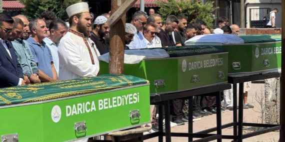 Kocaeli'de denizde ölü bulunan 3 kardeş toprağa verildi