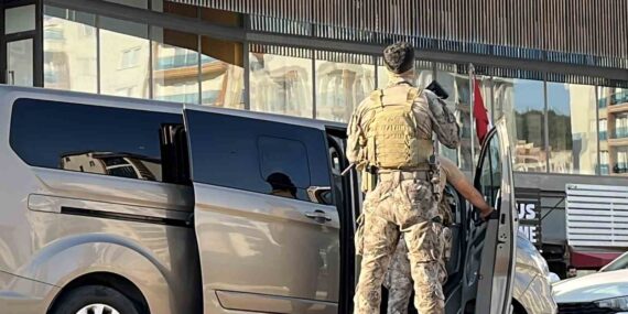 Kocaeli'de kaçmaya çalışan şüpheli merdivenlerden düştü