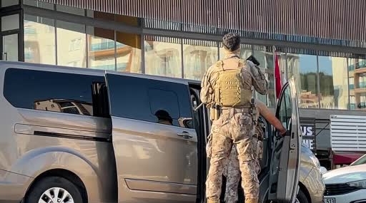 Kocaeli'de kaçmaya çalışan şüpheli merdivenlerden düştü