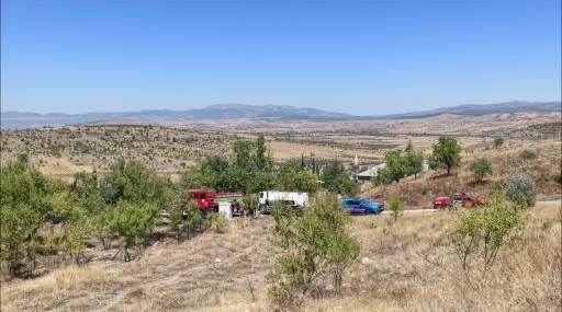 Konya'da anız yangını evlere ulaşmadan kontrol altına alındı