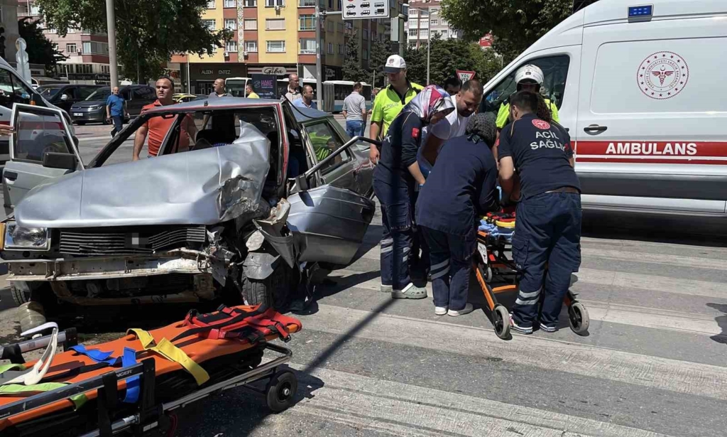 Konya'da kontrolden çıkan otomobil yayaya çarptı, 2 yaralı