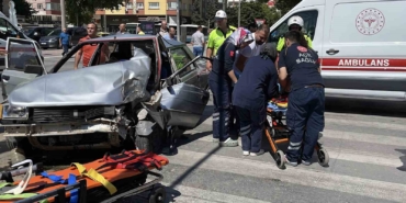 Konya'da kontrolden çıkan otomobil yayaya çarptı, 2 yaralı