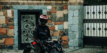 Konya'da otomobilin çarptığı motosiklet sürücüsü ağır yaralandı