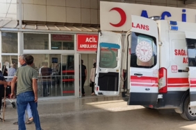 Kozan'da devrilen traktörün altında kalan muhtar ağır yaralandı