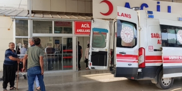 Kozan'da devrilen traktörün altında kalan muhtar ağır yaralandı