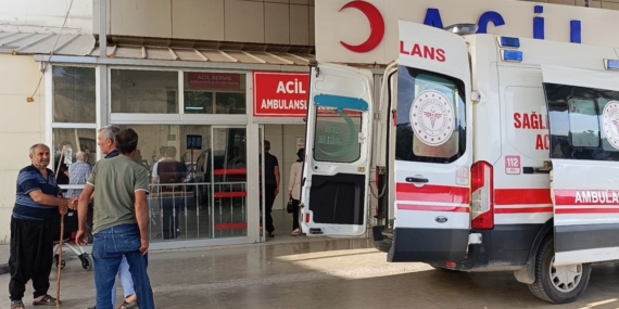 Kozan'da devrilen traktörün altında kalan muhtar ağır yaralandı