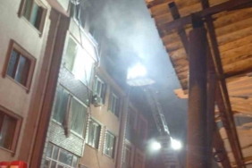 Küçükçekmece'de çatı katında yangın: 1 yaralı