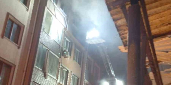 Küçükçekmece'de çatı katında yangın: 1 yaralı