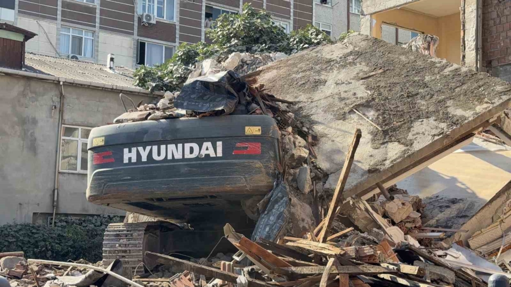 Küçükçekmece'de yıkım sırasında bina iş makinesinin üzerine devrildi