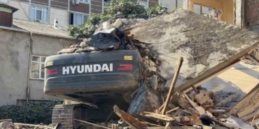 Küçükçekmece'de yıkım sırasında bina iş makinesinin üzerine devrildi