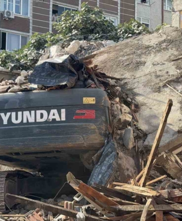 Küçükçekmece'de yıkım sırasında bina iş makinesinin üzerine devrildi