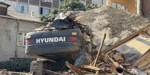 Küçükçekmece'de yıkım sırasında bina iş makinesinin üzerine devrildi