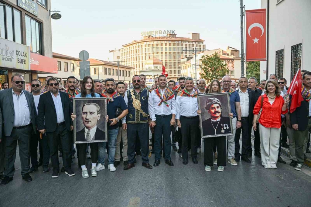 Kurtdereli Mehmet Pehlivan Yağlı Güreşleri'nin İlk Günü Kortejle Tamamlandı