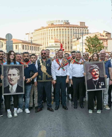 Kurtdereli Mehmet Pehlivan Yağlı Güreşleri'nin İlk Günü Kortejle Tamamlandı