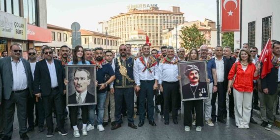 Kurtdereli Mehmet Pehlivan Yağlı Güreşleri'nin İlk Günü Kortejle Tamamlandı
