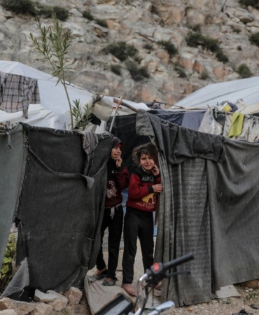 Kuşadası'nda ihtiyaç sahibi çocuklara süt yardımı