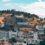 Kuşadası'nda sabah sporu ve çevre temizliği etkinliği düzenlendi