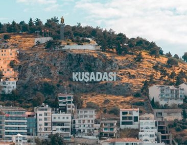 Kuşadası'nda sabah sporu ve çevre temizliği etkinliği düzenlendi