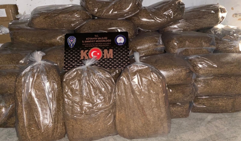 KÜTAHYA'DA 2 ARACA KAÇAKÇILIK OPERASYONU: 1 TON 716 KİLO TÜTÜN ELE GEÇİRİLDİ