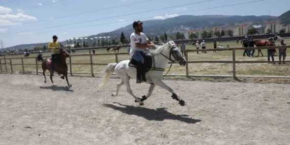 Kütahya'da Rahvan At Yarışları'nda 130'dan fazla at mücadele etti