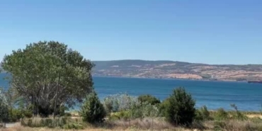 Lapseki'deki tarım arazisindeki yangına müdahale sürüyor