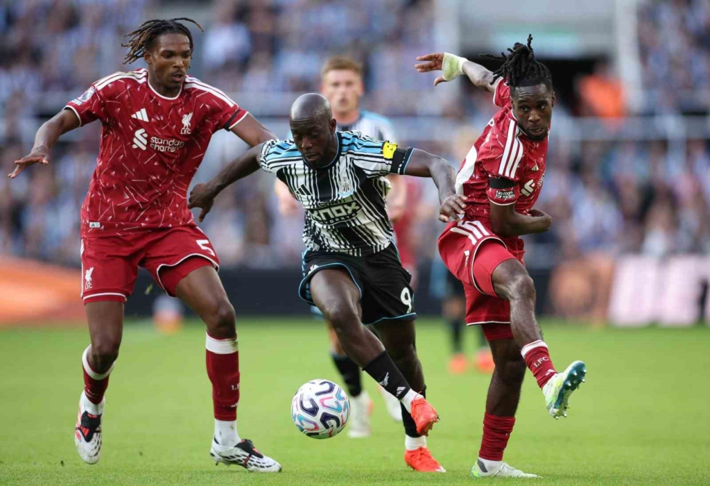 Liverpool, Newcastle ile 2-2 berabere kalarak sezona başladı