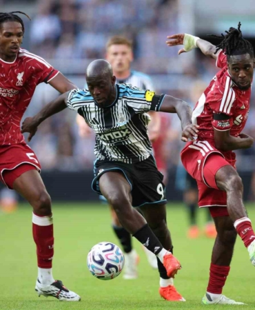 Liverpool, Newcastle ile 2-2 berabere kalarak sezona başladı