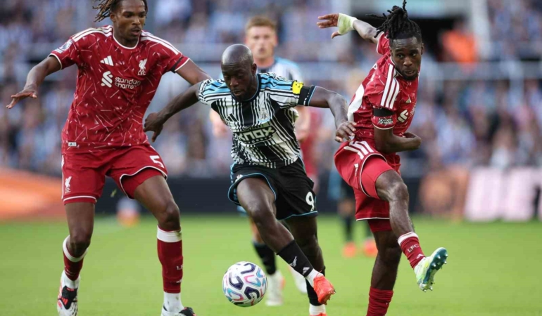 Liverpool, Newcastle ile 2-2 berabere kalarak sezona başladı
