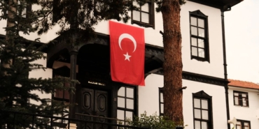 MHP'li Ersoy, Koçcağız Mahallesi'ndeki okul durumunu Meclis gündemine taşıdı