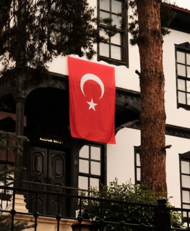 MHP'li Ersoy, Koçcağız Mahallesi'ndeki okul durumunu Meclis gündemine taşıdı
