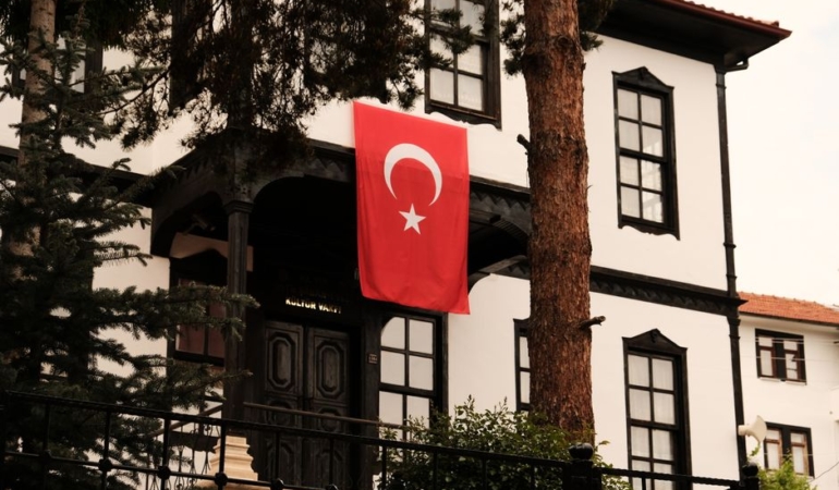 MHP'li Ersoy, Koçcağız Mahallesi'ndeki okul durumunu Meclis gündemine taşıdı