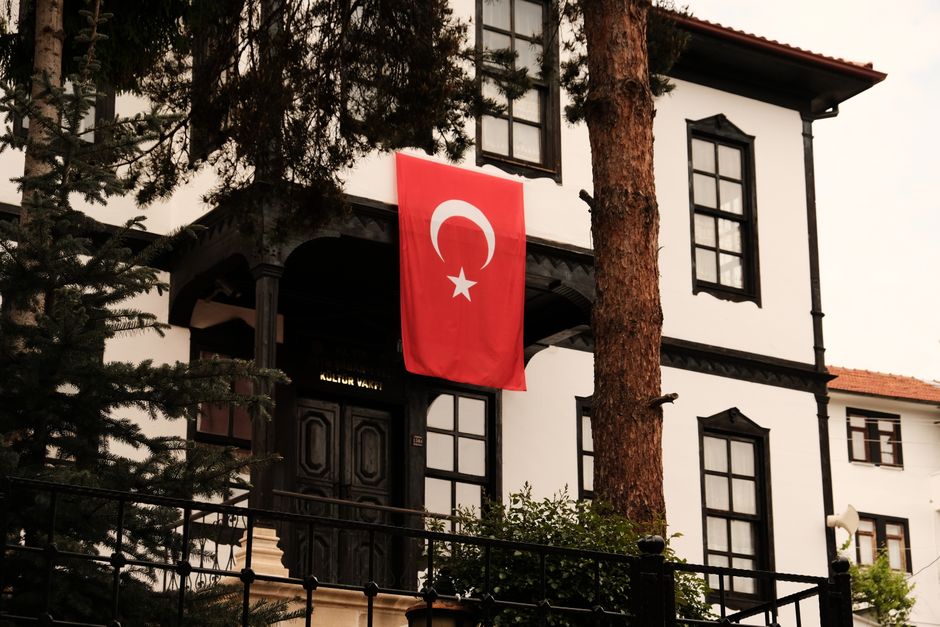 MHP'li Ersoy, Koçcağız Mahallesi'ndeki okul durumunu Meclis gündemine taşıdı