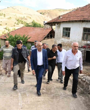 Malatya Büyükşehir Belediye Başkanı Sami Er, Kocaözü'nde sel mağdurlarını ziyaret etti