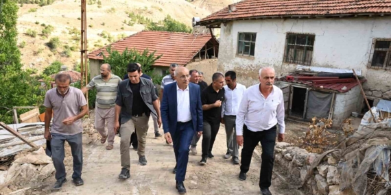 Malatya Büyükşehir Belediye Başkanı Sami Er, Kocaözü'nde sel mağdurlarını ziyaret etti