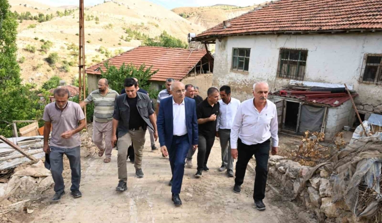 Malatya Büyükşehir Belediye Başkanı Sami Er, Kocaözü'nde sel mağdurlarını ziyaret etti