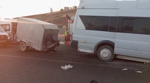 Malatya-Elazığ karayolunda minibüs tıra çarptı, çok sayıda yaralı