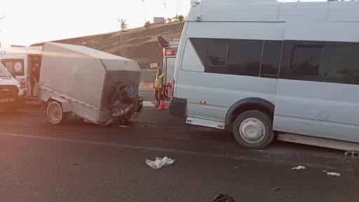 Malatya-Elazığ karayolunda minibüs tıra çarptı, çok sayıda yaralı