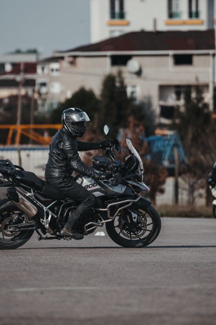 Malatya'da forklife çarpan motosiklet sürücüsü hastaneye kaldırıldı