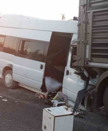 Malatya'da tarım işçilerini taşıyan minibüs tıra çarptı
