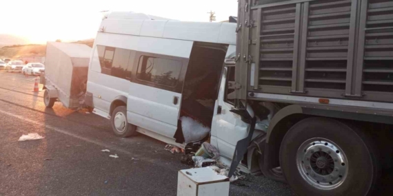 Malatya'da tarım işçilerini taşıyan minibüs tıra çarptı