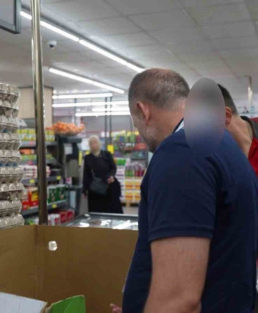 Maltepe'de ruhsatsız market kapatıldı, sağlıksız ürünler tespit edildi