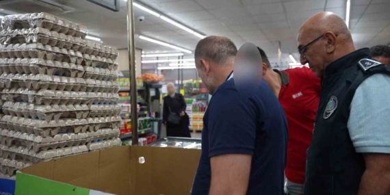 Maltepe'de ruhsatsız market kapatıldı, sağlıksız ürünler tespit edildi