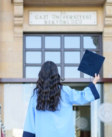 Manisa Celal Bayar Üniversitesi'nde Yeni Öğrencilere Hoş Geldin Mesajı