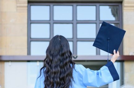 Manisa Celal Bayar Üniversitesi'nde Yeni Öğrencilere Hoş Geldin Mesajı