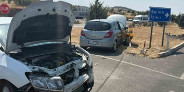 Manisa'da kavşakta otomobiller çarpıştı, 1 yaralı