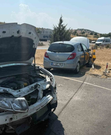 Manisa'da kavşakta otomobiller çarpıştı, 1 yaralı