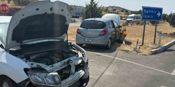 Manisa'da kavşakta otomobiller çarpıştı, 1 yaralı